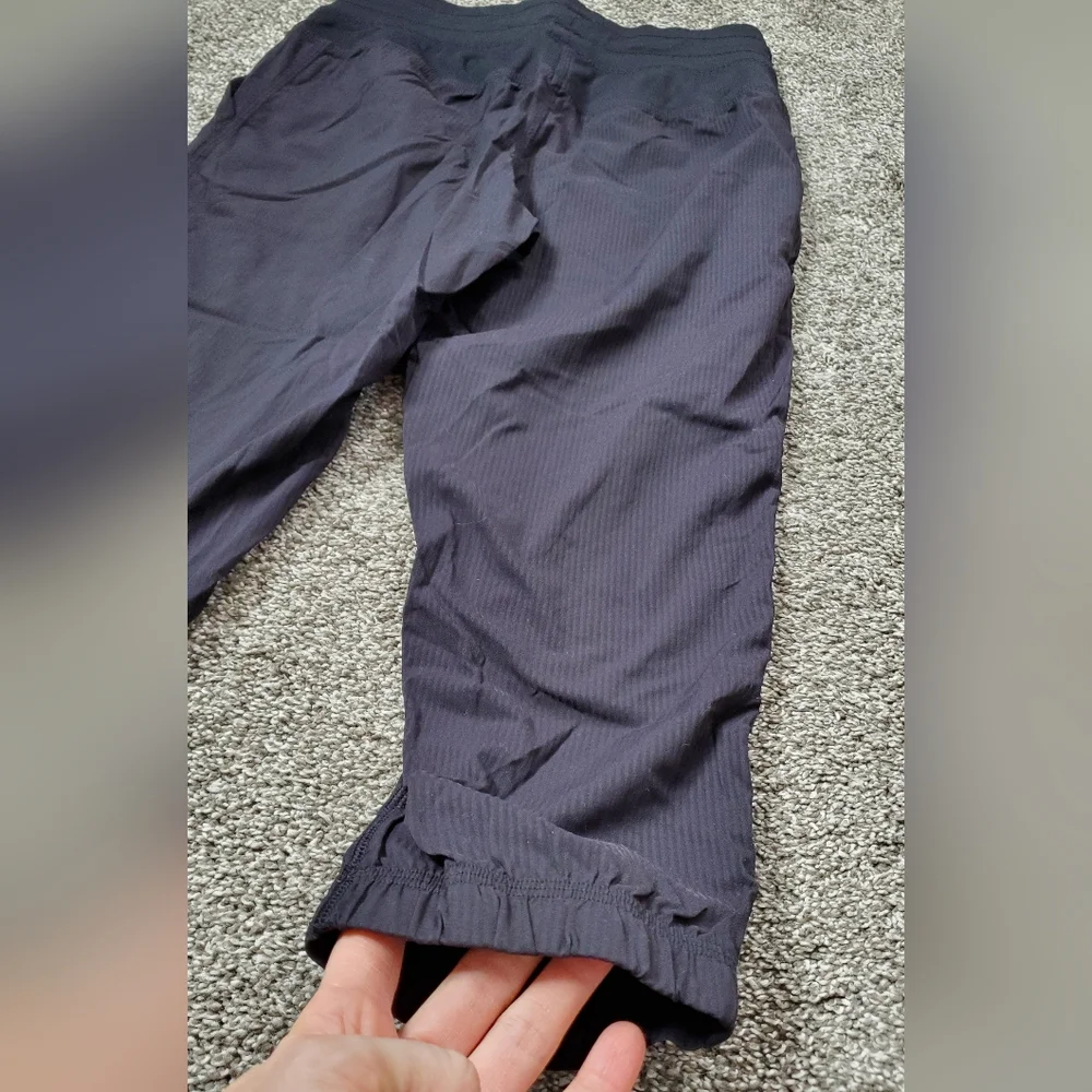 Lululemon Dance Studio Cropped Jogger Pant LIKE NEW size 2 - Picture 2 of 13